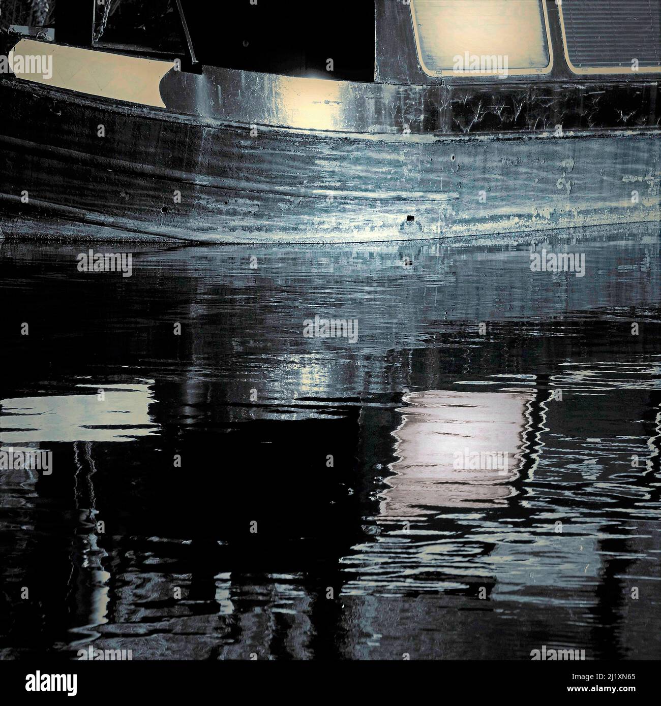 Fotografia astratta, che mostra pattern riflesso, linea, forma, con una palletta di colore infrarosso limitata che mostra forme di luce specchiate sulla superficie di w Foto Stock