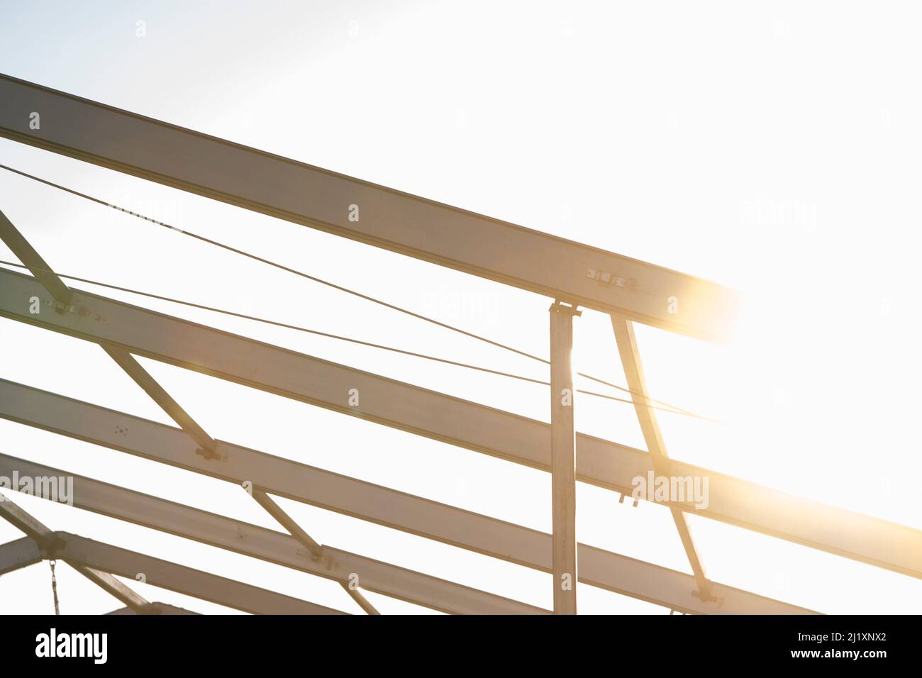 Guscio di acciaio di un edificio di nuova costruzione contro un cielo blu. Foto Stock