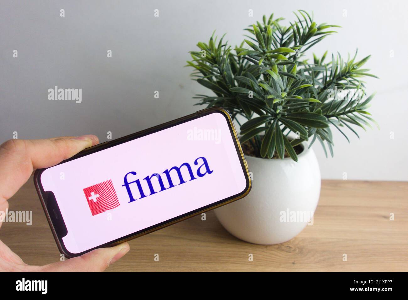 KONSKIE, POLONIA - 26 marzo 2022: FINMA - il logo dell'autorità di vigilanza sui mercati finanziari svizzera visualizzato sul cellulare Foto Stock