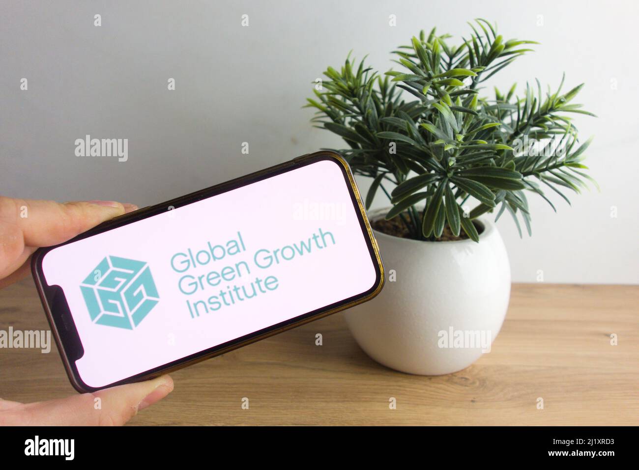 KONSKIE, POLONIA - 26 marzo 2022: GGGI - Global Green Growth Institute logo visualizzato sul cellulare Foto Stock
