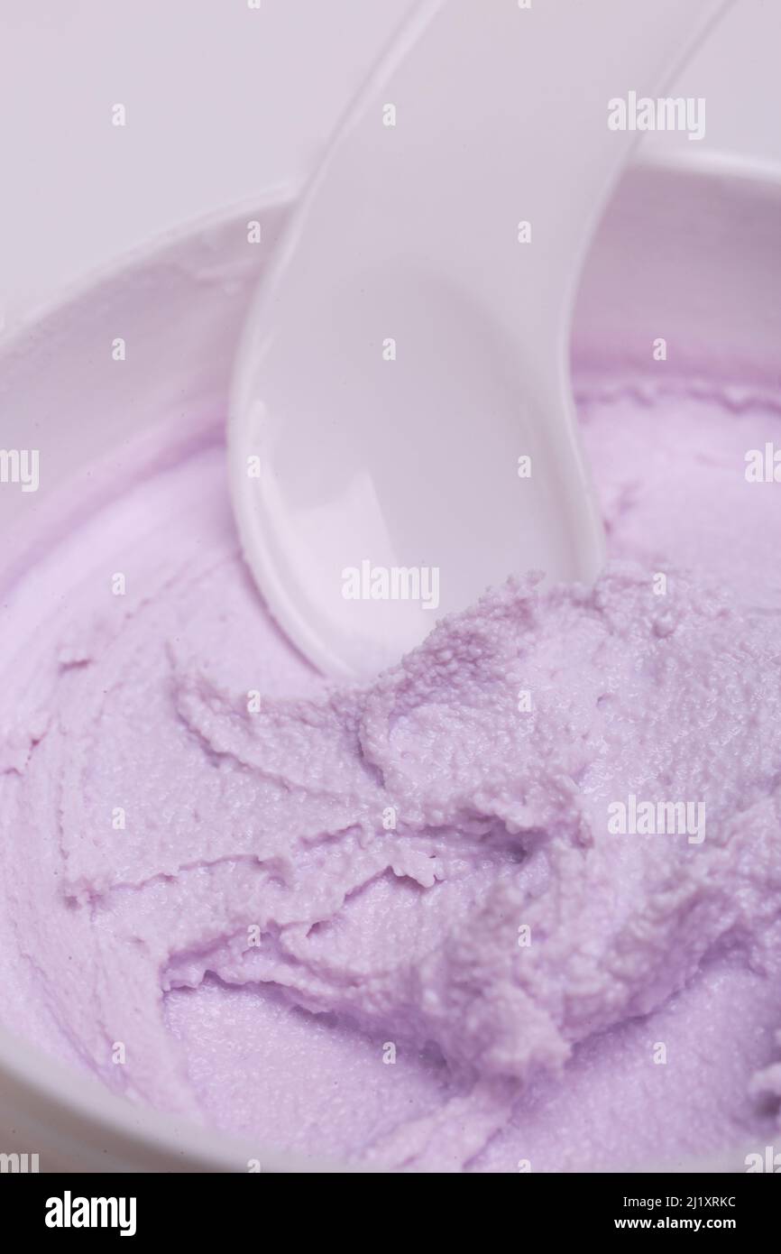 Vaso bianco di crema rosa con texture close-up Foto Stock