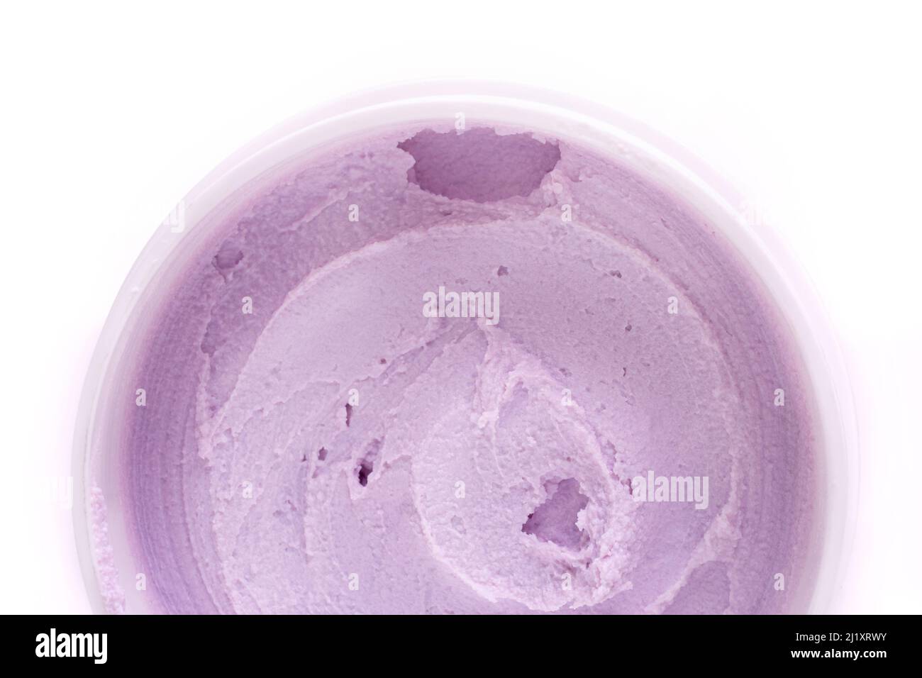 vista dall'alto di un vaso bianco di crema rosa in primo piano Foto Stock