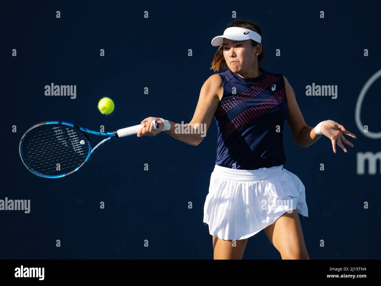 Zhaoxuan Yang of China gioca due volte al Miami Open 2022, WTA Masters 1000 torneo di tennis il 27 marzo 2022 all'Hard Rock Stadium di Miami, USA - Foto: Rob Prange/DPPI/LiveMedia Foto Stock