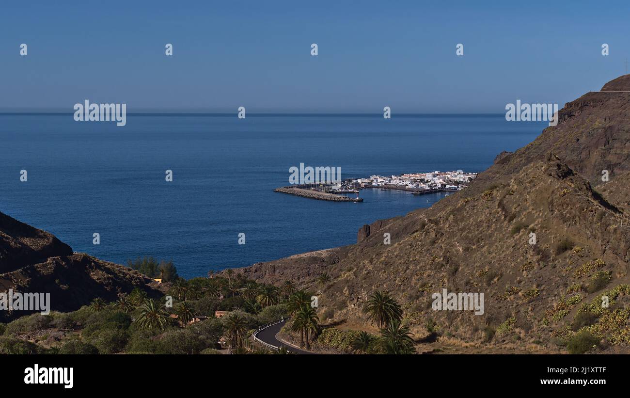 Bella vista sulla costa occidentale dell'isola di Gran Canaria, Isole Canarie, Spagna con piccolo villaggio di pescatori Puerto de las Nieves, parte di Agaete. Foto Stock