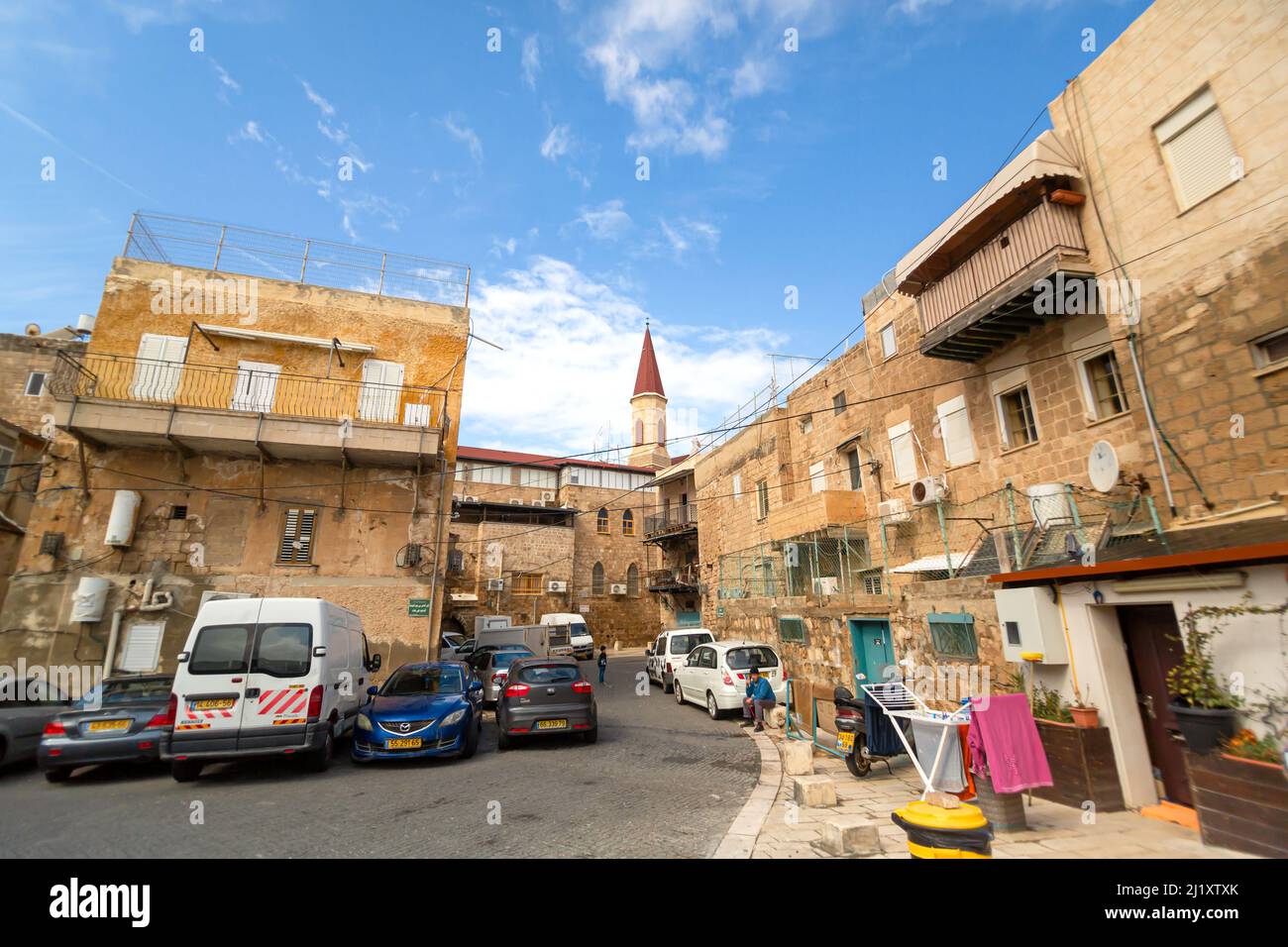 Auto moderne per le strade di una città medievale in pietra. Tel Aviv, Israele - 02.14.2015 Foto Stock