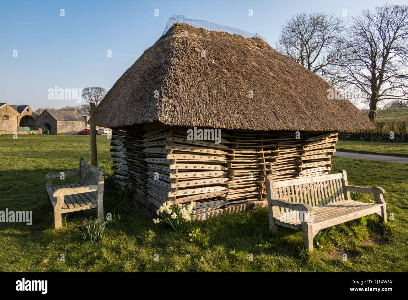 Regno Unito, Inghilterra, Somerset. Priddy villaggio verde. Una pila di Hurdles è stata usata per fare le penne delle pecore durante la fiera annuale delle pecore. Foto Stock