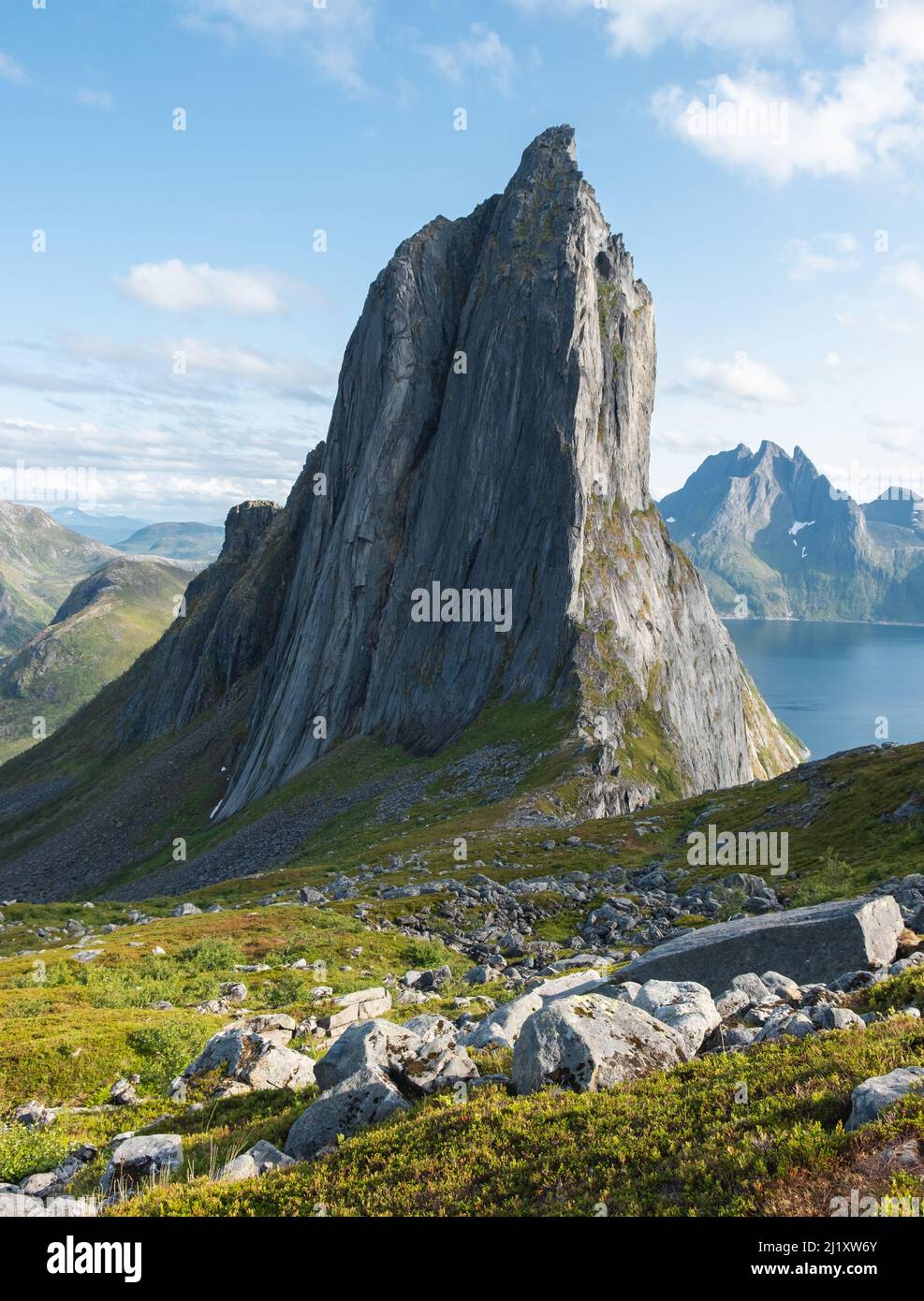 Escursioni vista montagna Segla in estate, Senja, Norvegia Foto Stock