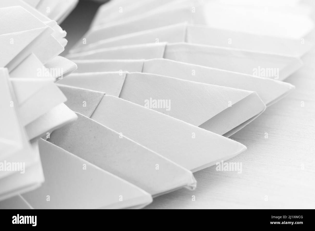 Sfondo bianco origami, struttura parametrica astratta, foto ravvicinata con soft focus selettivo Foto Stock