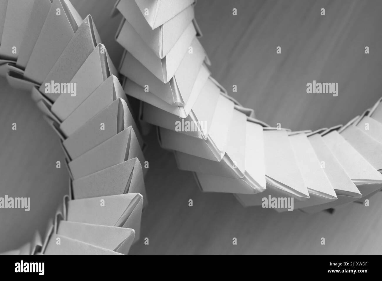Anelli Origami. Oggetti parametrici astratti costituiti da fogli di carta collegati, vista dall'alto Foto Stock