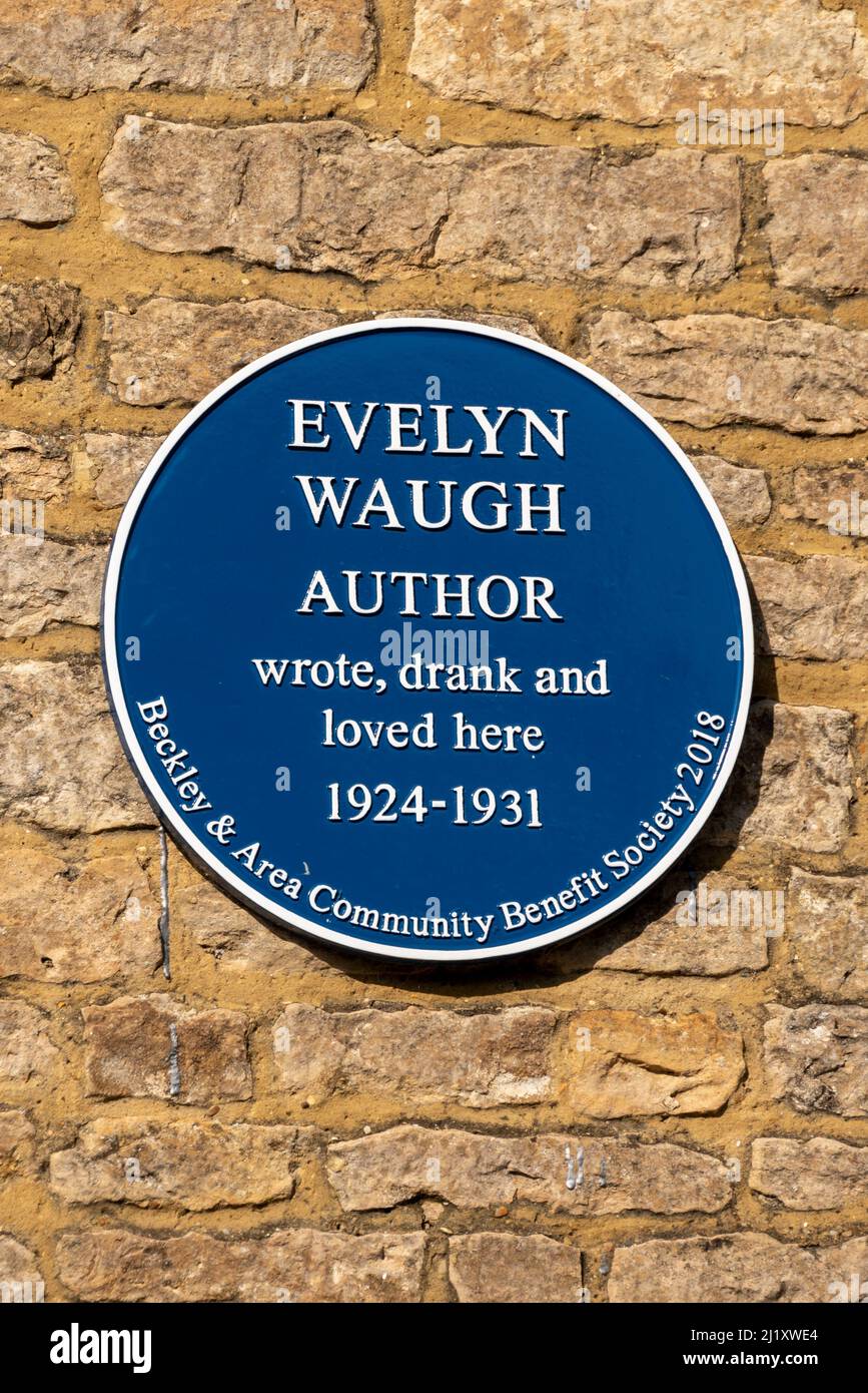Placca blu fuori dal pub Abingdon Arms, Beckley, Oxfordshire, dove l'autore Evelyn Waugh era un regolare. Foto Stock