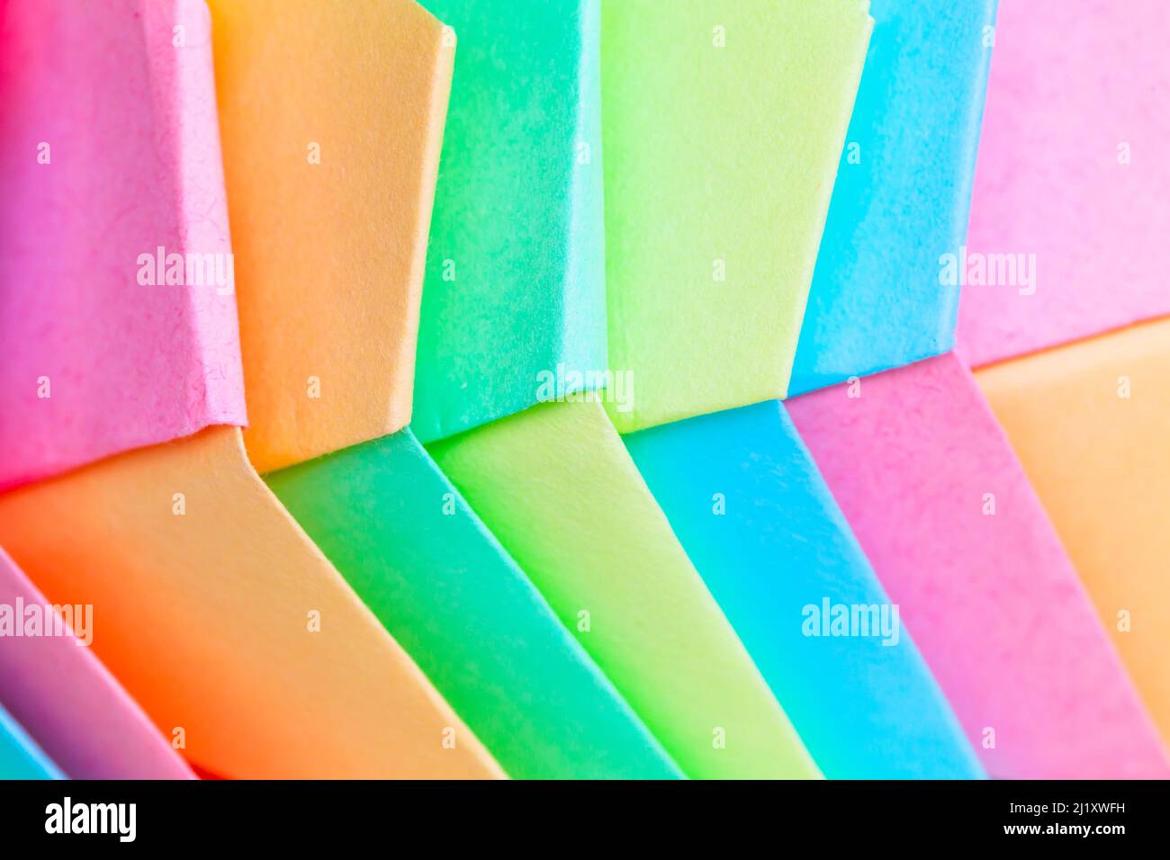 Sfondo astratto Origami, struttura parametrica fatta di fogli di carta colorati, primo piano Foto Stock