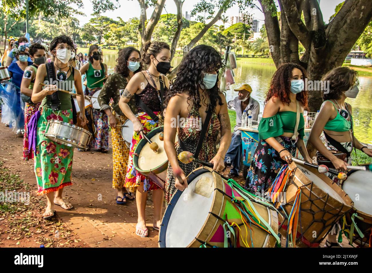 Goiânia, Goias, Brasile – 01 marzo 2022: Dettaglio di un gruppo di donne percussioniste. Foto scattata durante lo spettacolo di Carnevale in pubblico. Foto Stock