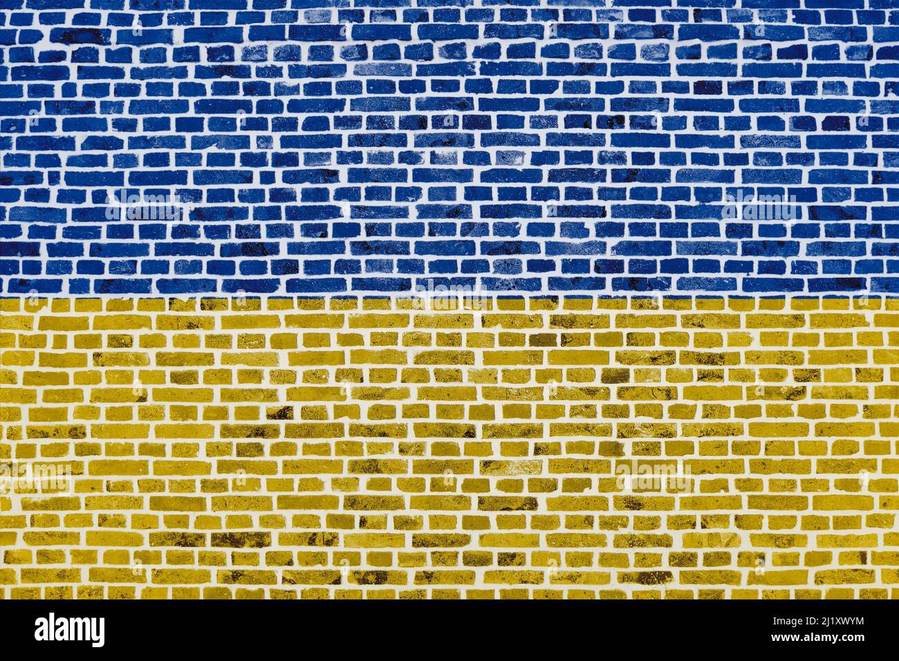 Primo piano su un muro di mattoni con la bandiera dell'Ucraina dipinta su di esso. Foto Stock