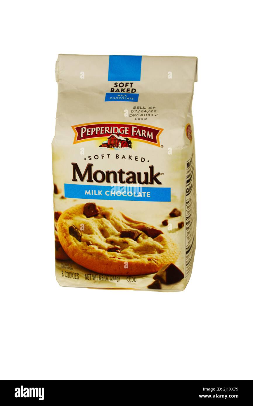 Lancaster, PA, USA - 27 marzo 2022: Una borsa di biscotti al cioccolato Montauk pepperidge al forno. Il sacchetto familiare con i biscotti grandi offe Foto Stock
