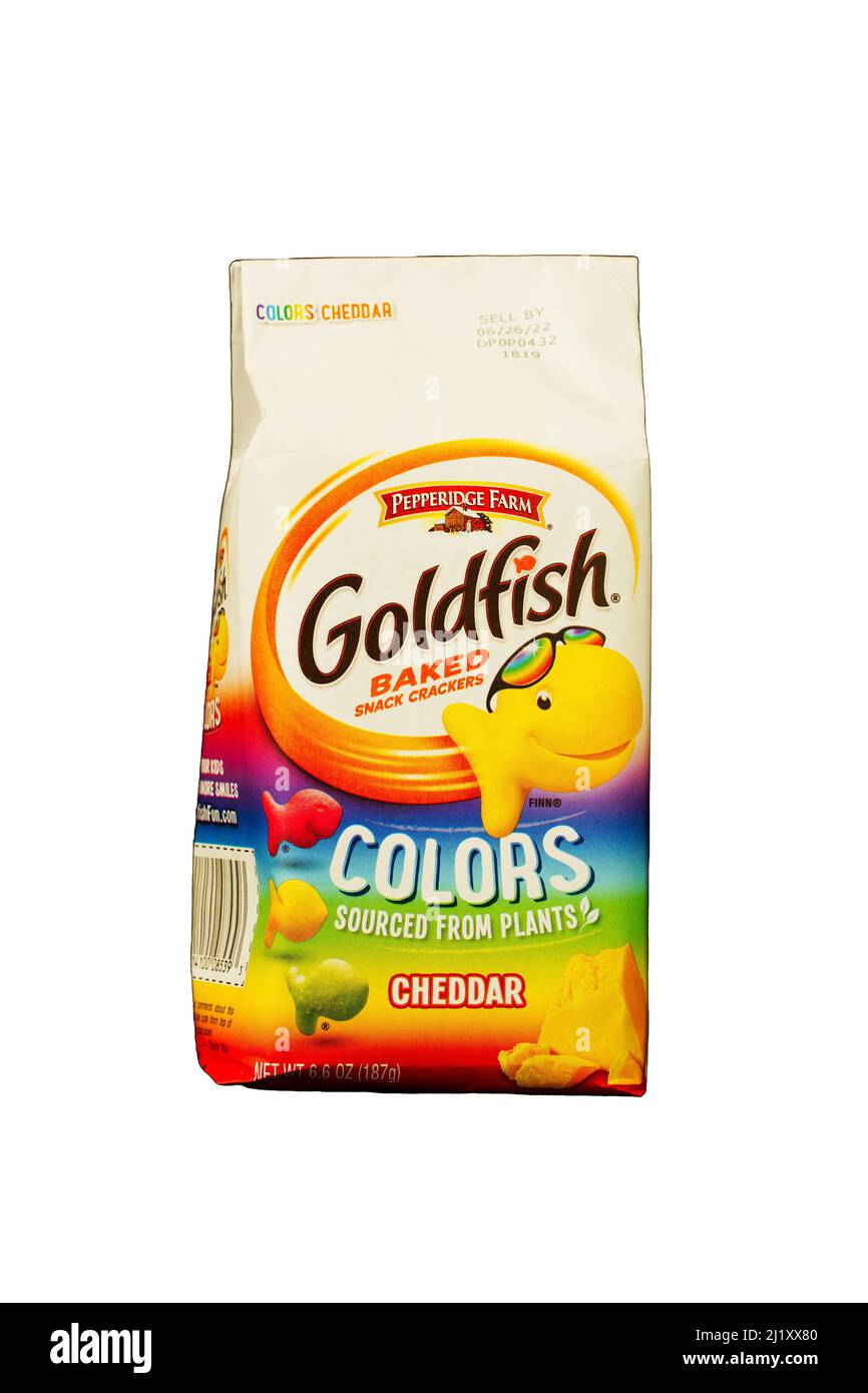Lancaster, PA, USA - 28 marzo 2022: Una borsa di cheddar aromatizzato snack cracker colori. La borsa familiare con il pesce sorridente offre un colorato Foto Stock