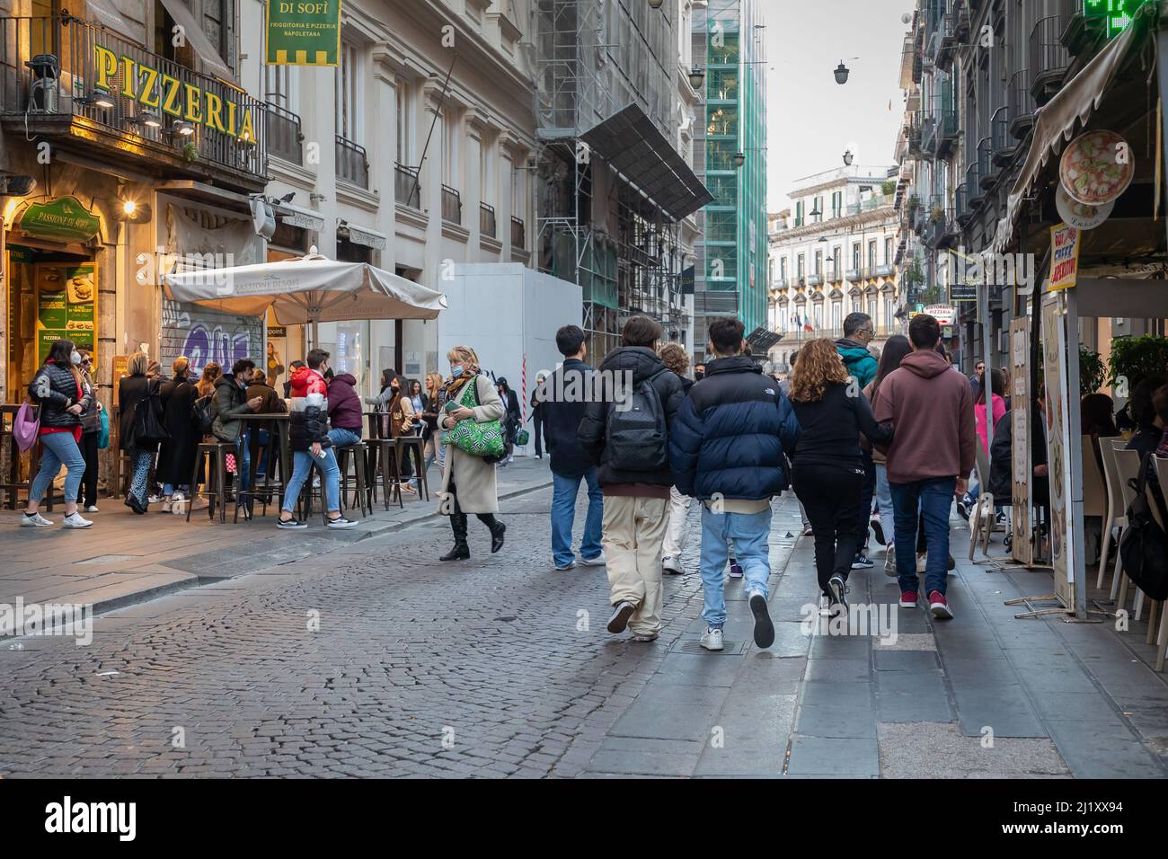 Napoli, Italia - 24 marzo 2022: Via Toledo, nel centro storico della città la gente cammina per la strada in una giornata di primavera, alla ricerca di shopping, tempo libero o Foto Stock