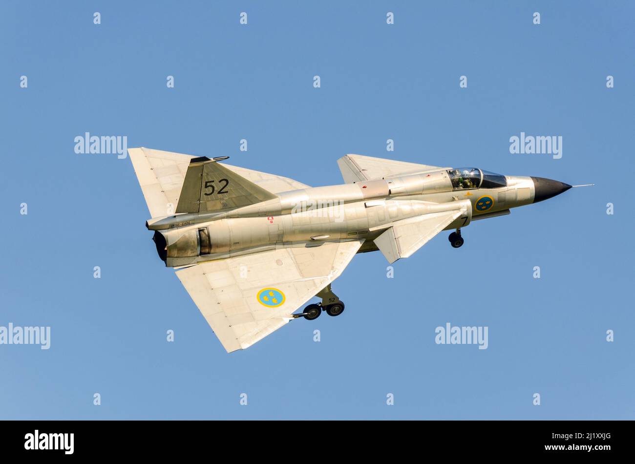 Saab Viggen, il classico aereo da caccia svedese del volo storico delle forze aeree svedesi, che vola al RAF Waddington Airshow. Saab AJS37 Viggen se-DXN Foto Stock