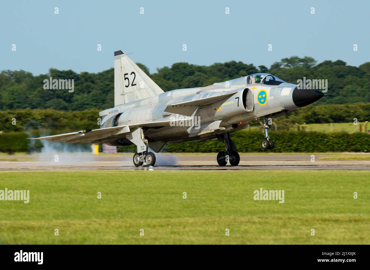 Aereo da caccia Saab Viggen classico e velivolo da attacco conservato con il volo storico dell'aeronautica svedese, atterrando al RAF Waddington. Vintage Foto Stock
