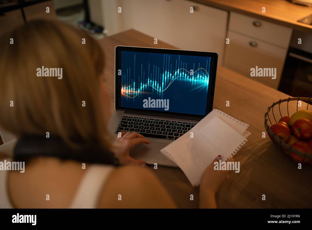 Una giovane donna che lavora sodo lavora da casa sul suo nuovo notebook Foto Stock