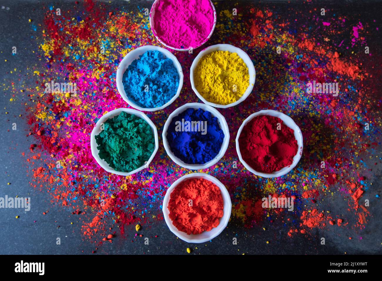 Colori Gulal o holi in ciotole su sfondo con uso di fuoco selettivo Foto Stock