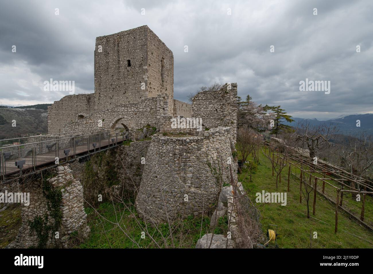 Rovine del castello normanno (XII-XX secolo) a Buccino (l'antico Volcei), cittadina del Parco Nazionale del Cilento Foto Stock