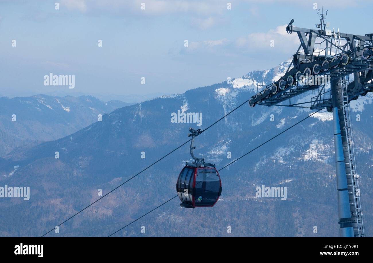 Il giro in funivia fino al Zwölferhorn, alto 1522 m, offre una splendida vista su Sankt Gilgen e sul lago Wolfgang. Vicino a Salisburgo. Salzkammergut Austria superiore Foto Stock