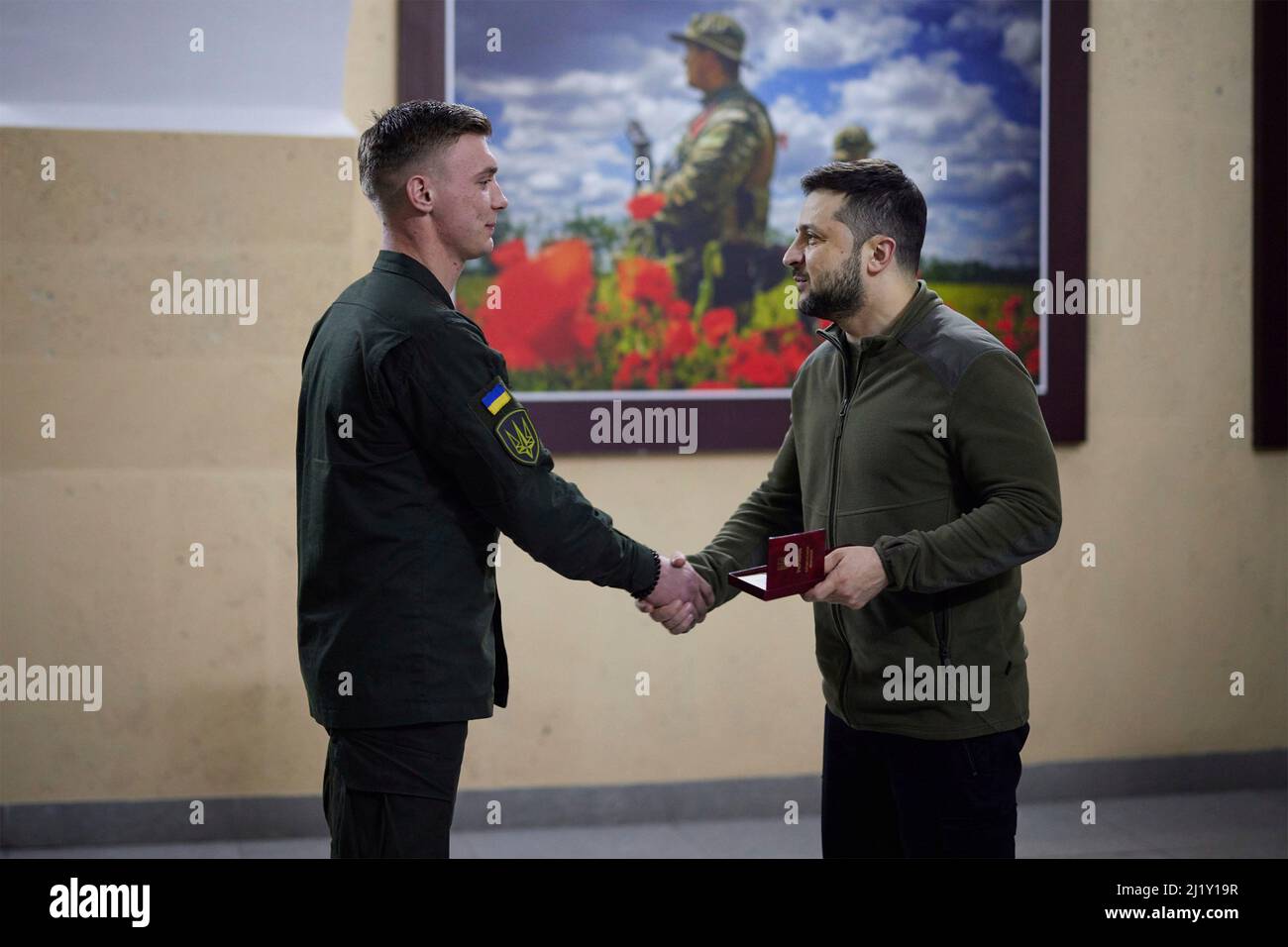 Kiev, Ucraina. 26th Mar 2022. Il presidente ucraino Volodymyr Zelenskyy, a destra, presenta medaglie per l'eroismo alla Guardia Nazionale dell'Ucraina, 26 marzo 2022 a Kiev, Ucraina. Credit: Ukraine Presidency/Ukraine Presidency/Alamy Live News Foto Stock