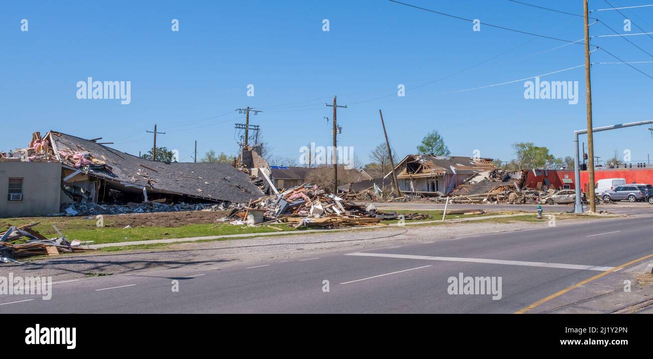 ARABI, LA, USA - 26 MARZO 2022: Percorso di distruzione del tornado del 22 marzo lungo St. Claude Avenue Foto Stock