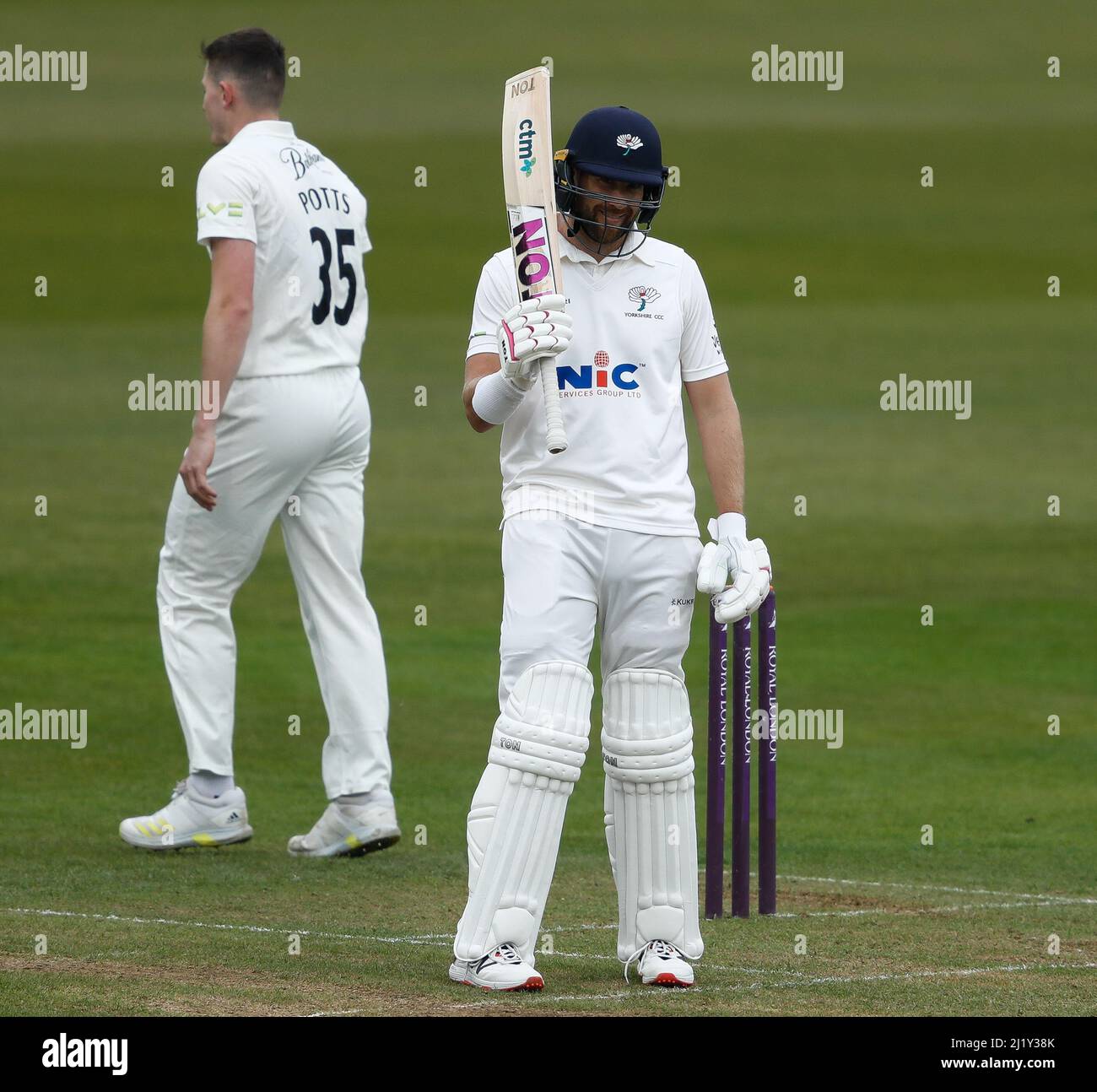 CHESTER LE STREET, REGNO UNITO. MAR 28th David Malan dello Yorkshire riconosce le sue applaude mentre ottiene un mezzo secolo durante la partita amichevole fra Durham e Yorkshire all'Emirates Riverside, Chester le Street lunedì 28th marzo 2022. (Credit: Will Matthews | MI News) Credit: MI News & Sport /Alamy Live News Foto Stock