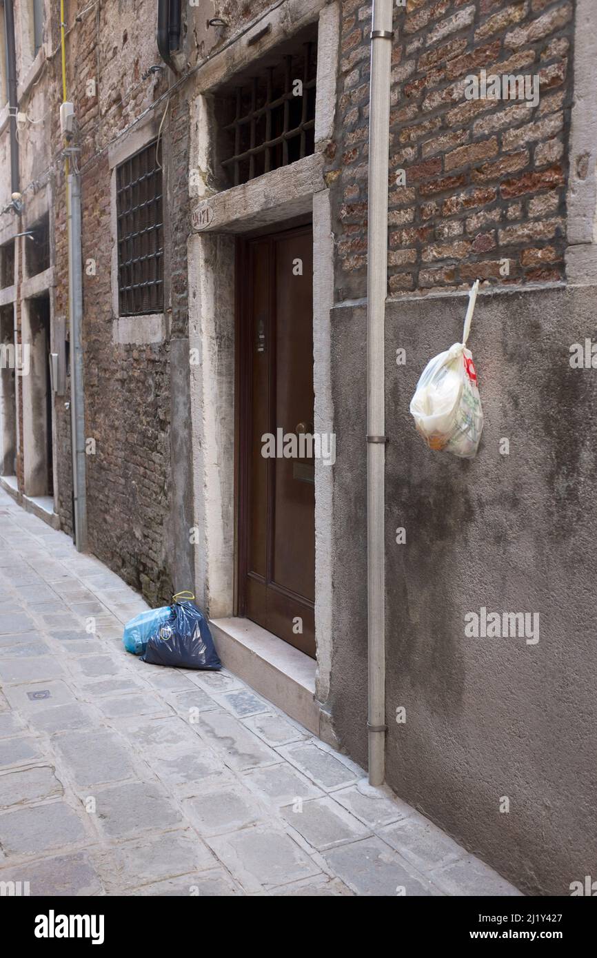 Sacchetti per rifiuti Hanging fuori case residenziali Venezia Italia Foto Stock