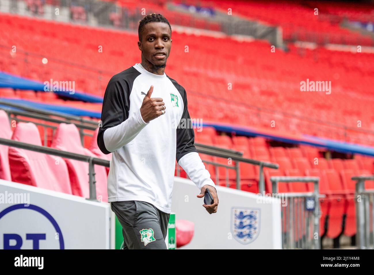 Inghilterra, Londra, 28 marzo 2022 - Wilfried Zaha della Costa d'Avorio si è allenato prima di un amichevole incontro internazionale contro l'Inghilterra al Wembley Stadium di Londra, GB. Photo Sebastian Frej Credit: Sebo47/Alamy Live News Foto Stock