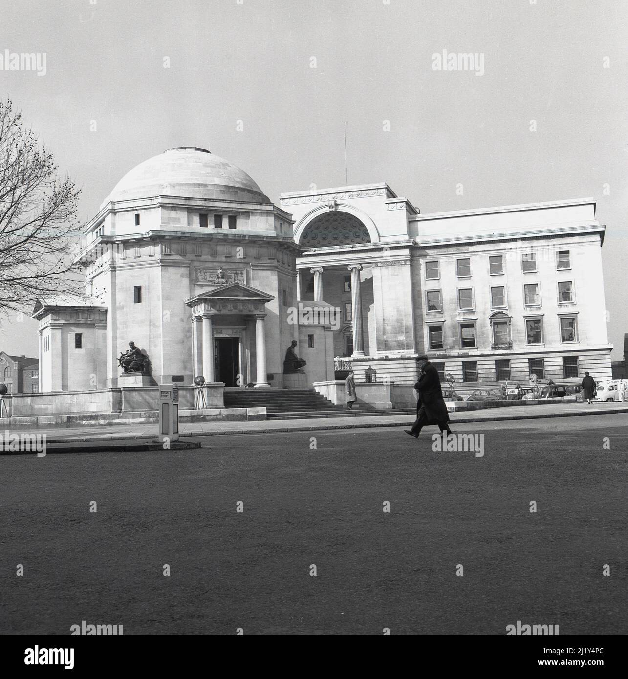 1950s, Historical, Centenary Square, Birmingham Hall of Memory e Baskerville House sul lato destro, Broad Street, Birmingham, Inghilterra, Regno Unito. Foto Stock