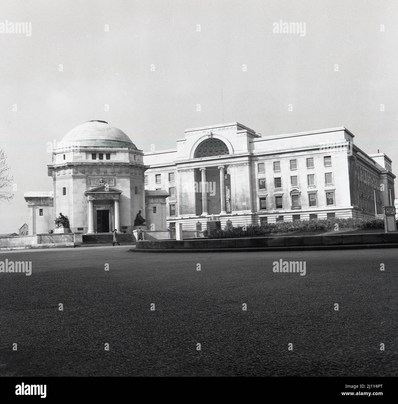 1950s, Historical, Centenary Square, Birmingham Hall of Memory e Baskerville House sul lato destro, Broad Street, Birmingham, Inghilterra, Regno Unito. Foto Stock