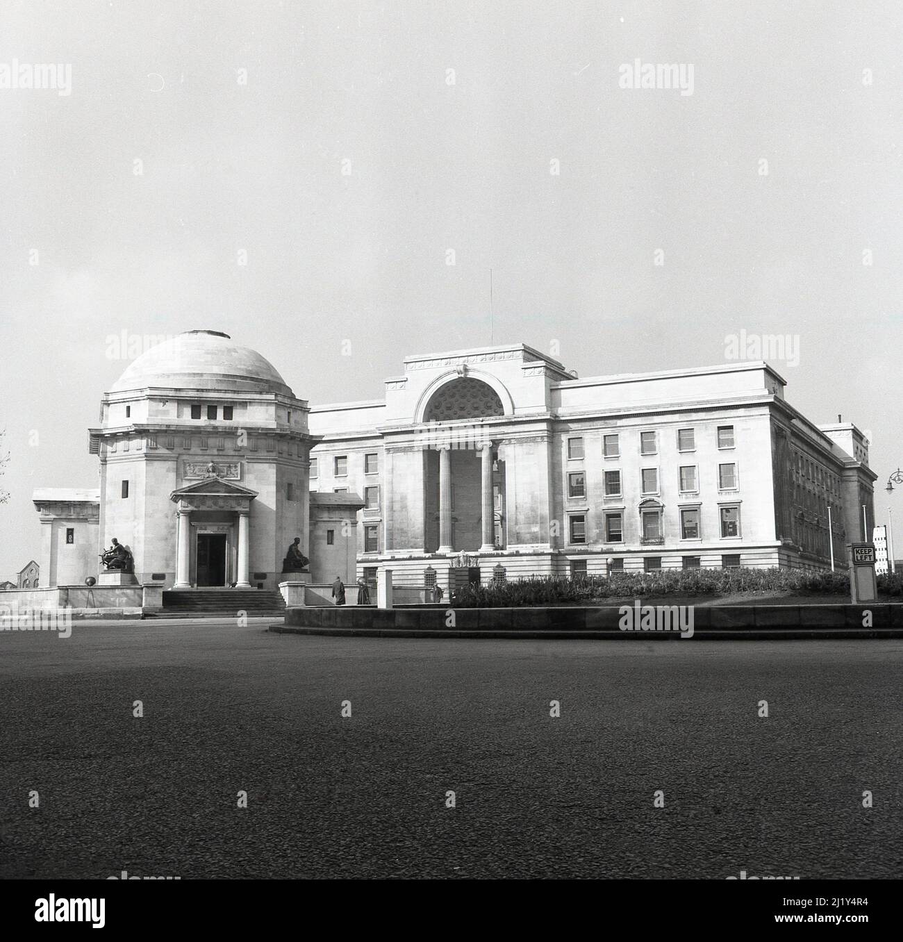 1950s, Historical, Centenary Square, Birmingham Hall of Memory e Baskerville House sul lato destro, Broad Street, Birmingham, Inghilterra, Regno Unito. Foto Stock