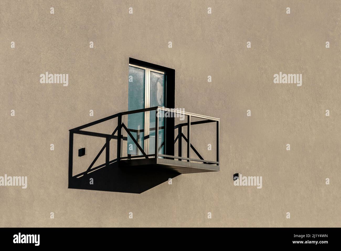 Ombre in strada - balcone solo Foto Stock