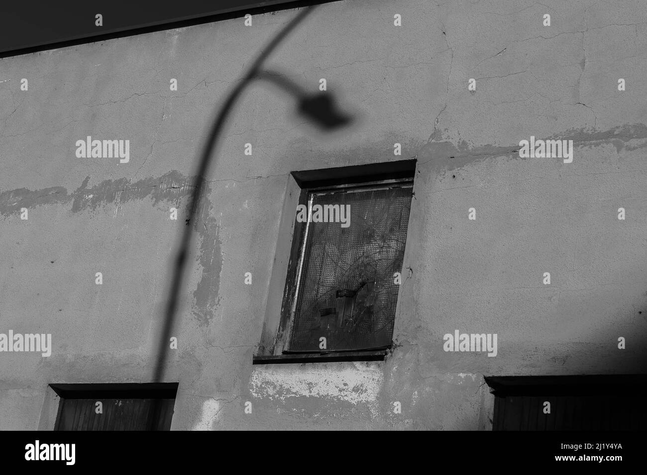 Ombre in strada - foto astratta della vecchia finestra Foto Stock