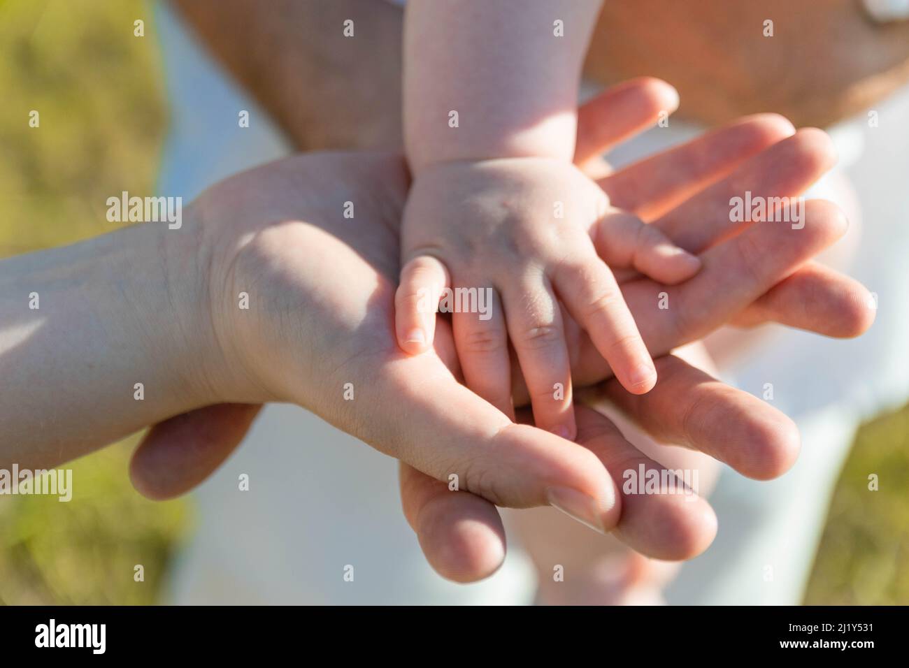 Connessione familiare mano nella mano Foto Stock