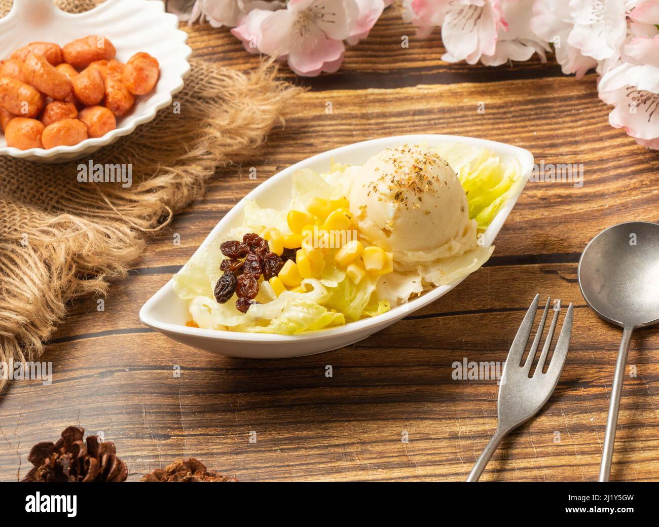 isalad a la carte, ravanello, foglia, mais, carota in vista laterale piatto su tavola di legno cibo di stile taiwan Foto Stock