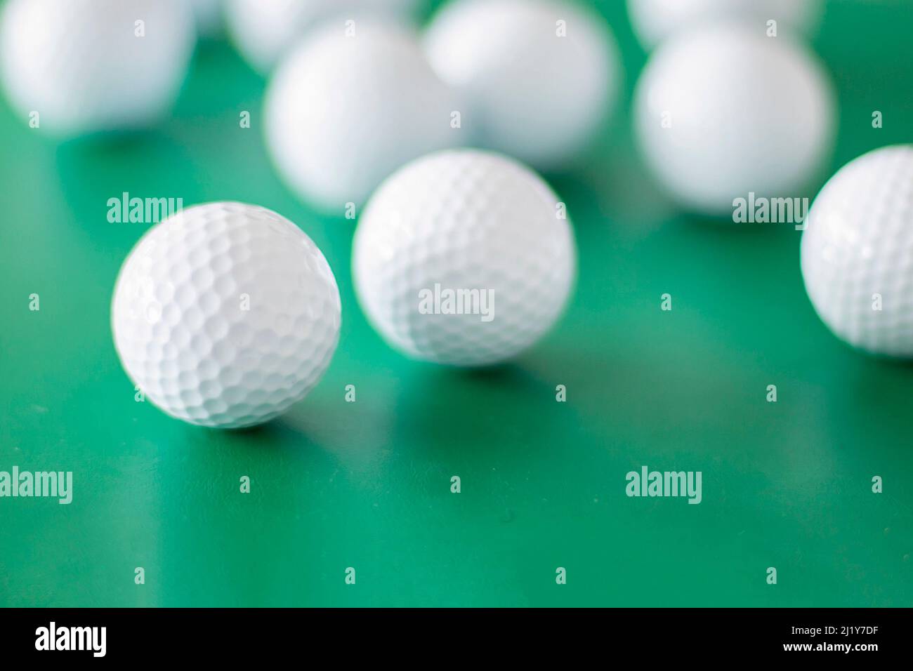 Gruppo di palline da golf su sfondo verde Foto Stock