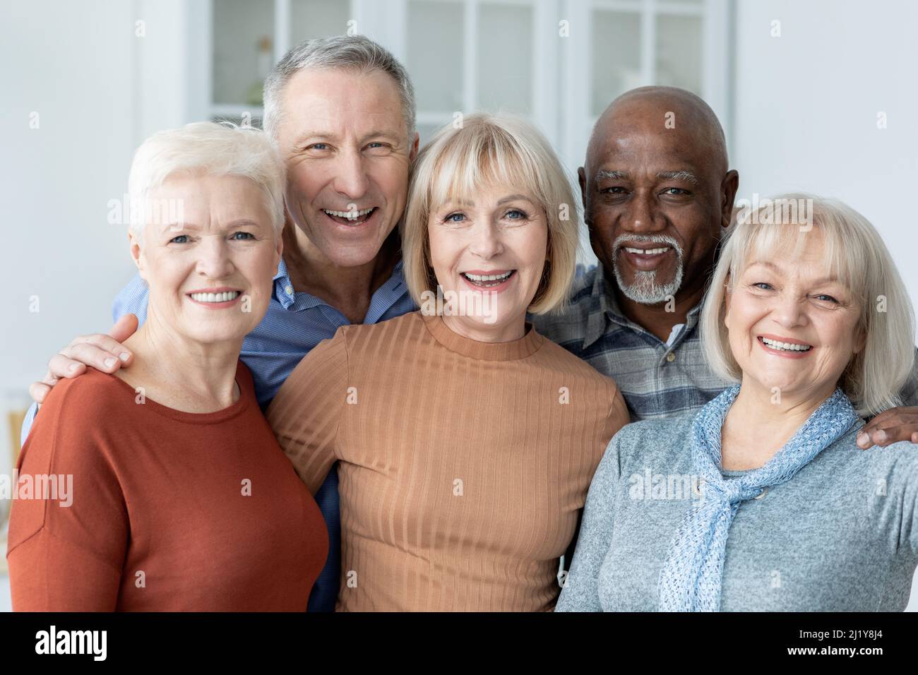 Ritratto di gruppo multirazziale di amici anziani che si posano insieme Foto Stock