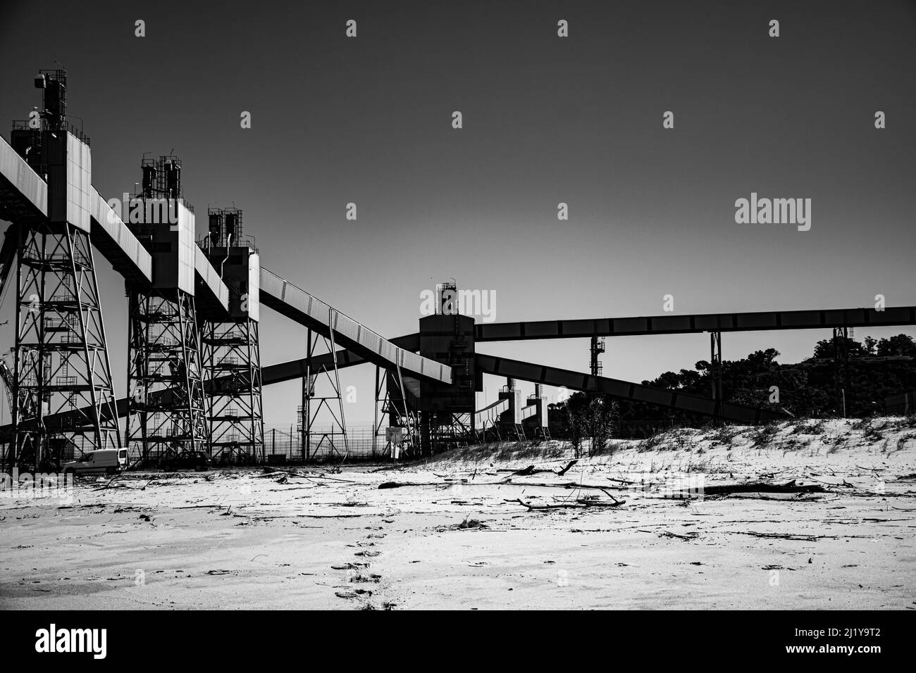 Una scala di grigi di silos a grana a Lisbona Foto Stock