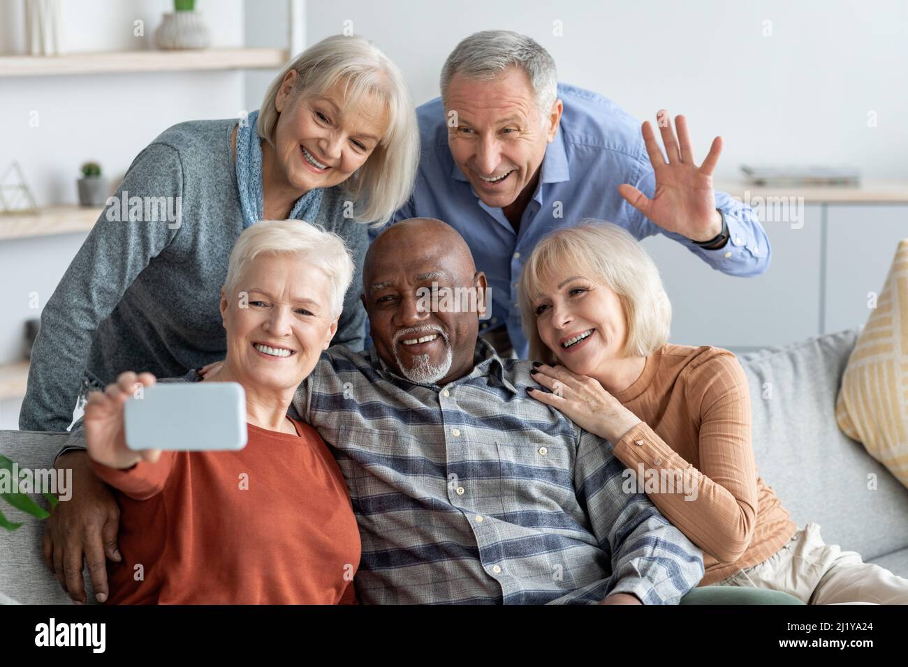 Cinque amici anziani allegri che prendono selfie sul telefono cellulare Foto Stock