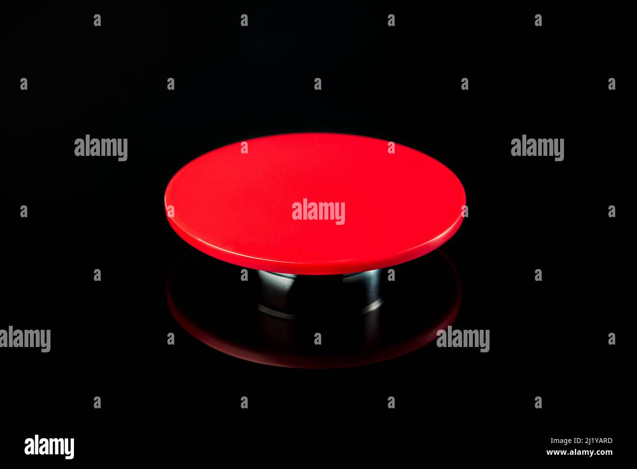 Grande pulsante rosso su sfondo nero. Il concetto di uso di armi nucleari, biologiche o chimiche Foto Stock