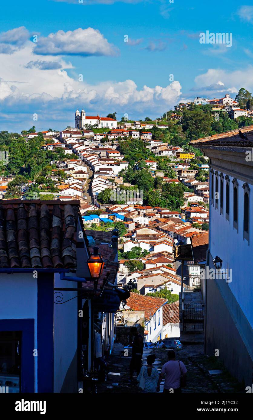 Strada tipica di Ouro Preto, città storica in Brasile Foto Stock