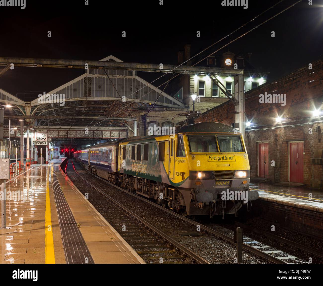 Il 2350 London Euston - Glasgow & Edinburgh Caledonian sleeper attende a Preston nelle prime ore trainati da un Freightliner classe 90 electric loco Foto Stock