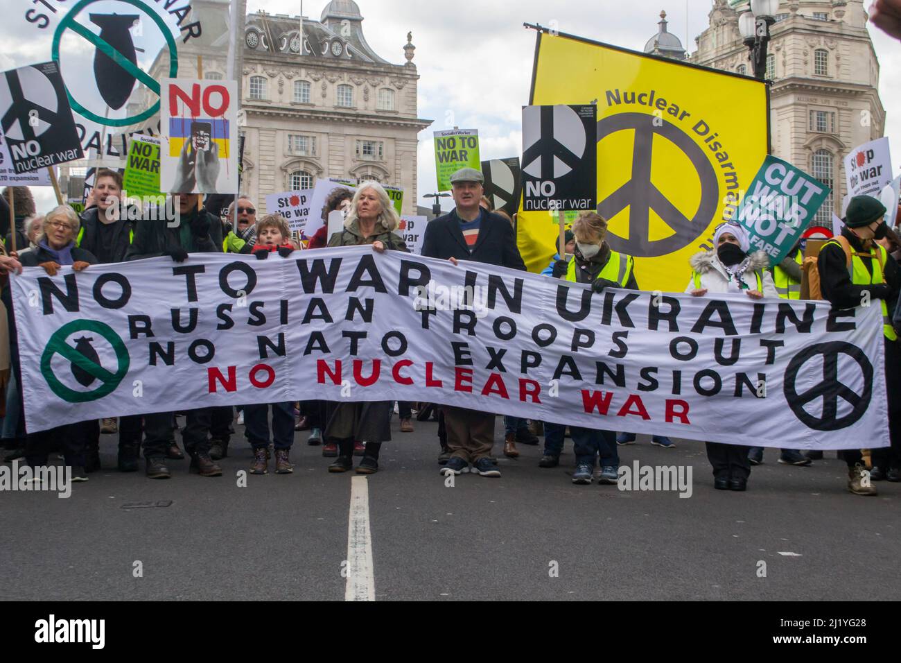 LONDRA, INGHILTERRA- 6 marzo 2022: I manifestanti partecipano ad un Rally per l'Ucraina in mezzo all'invaso russo dell'Ucraina Foto Stock