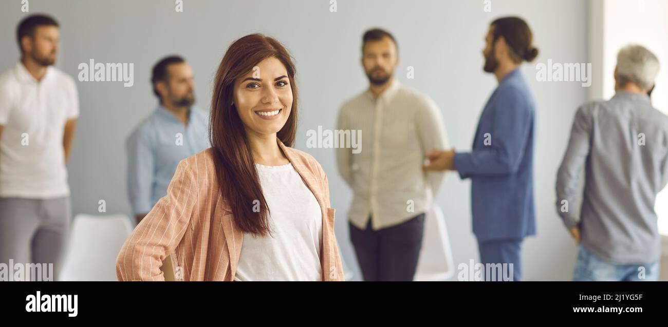 Ritratto di una giovane bella e di successo donna di business leader o dipendente aziendale. Foto Stock