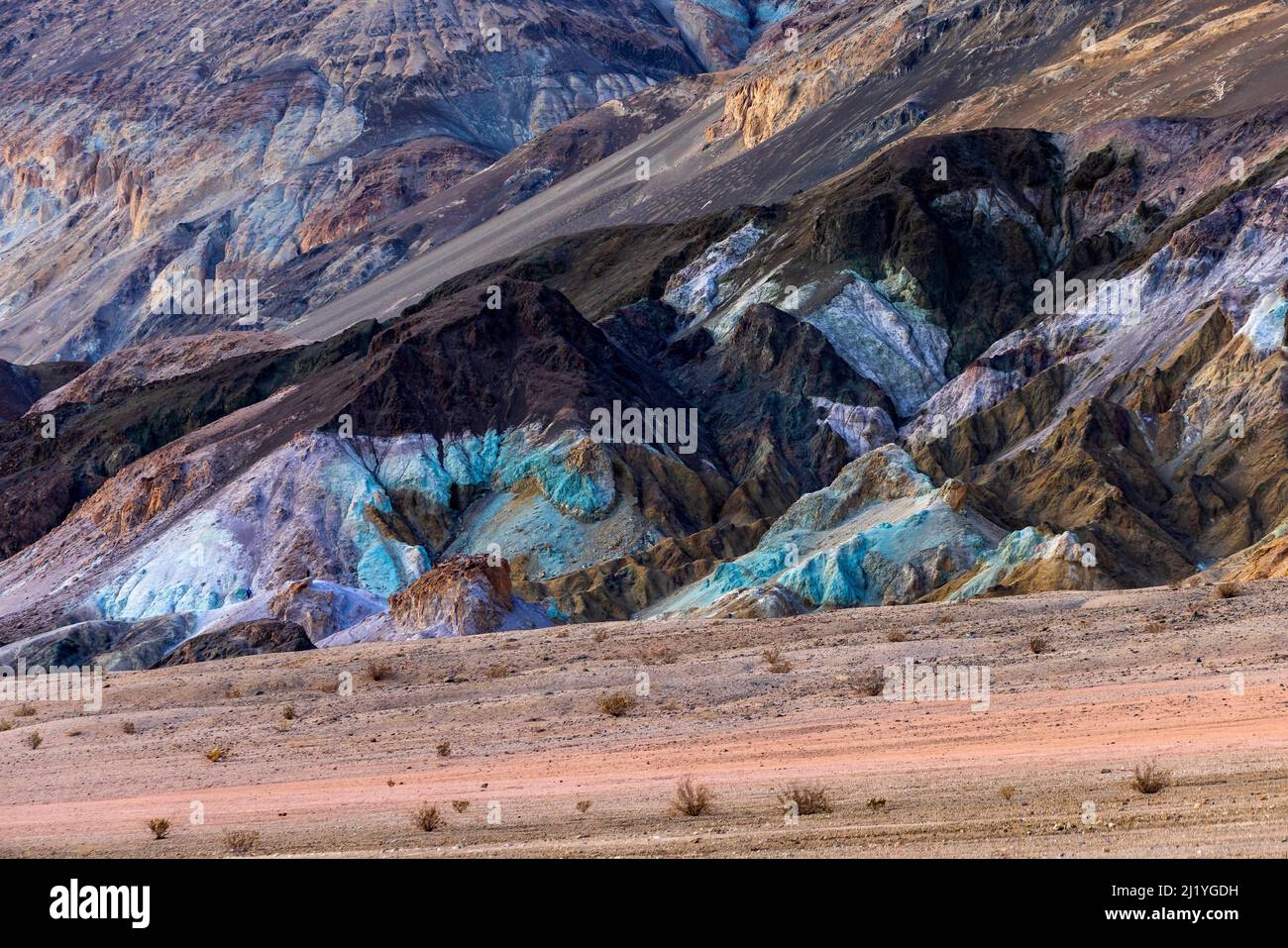 Questa è una vista delle rocce multicolore nell'area Artists palette lungo Artists Drive nel Death Valley National Park, California, USA. Foto Stock