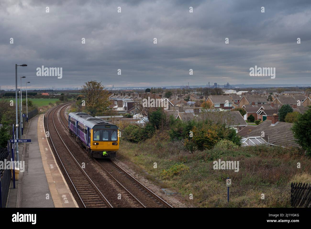 Ferrovia nord classe 142 pacer treno 142067 in arrivo alla stazione ferroviaria di Marske, Teesside Foto Stock