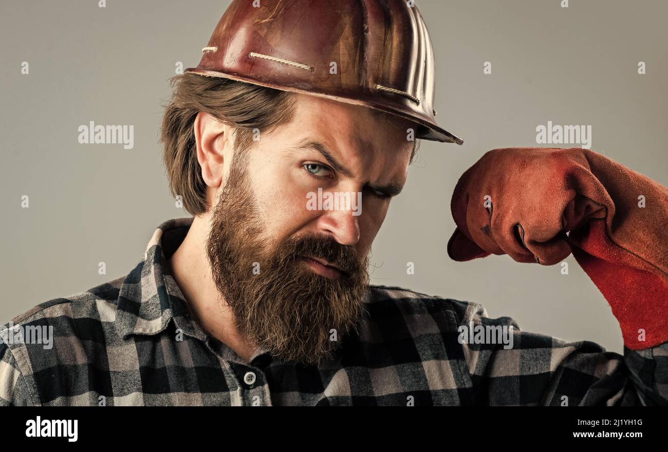 Barba uomo. Hipster brutale maturo indossare camicia a scacchi. Lavoro giorno. Costruzione e riparazione Foto Stock